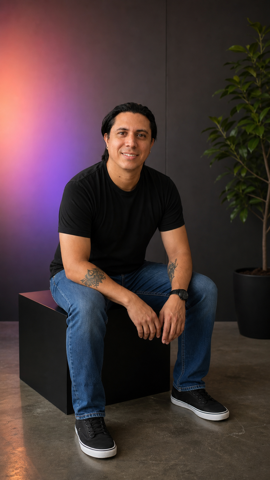 Jairo Pinto sonriendo, con camiseta negra y jean